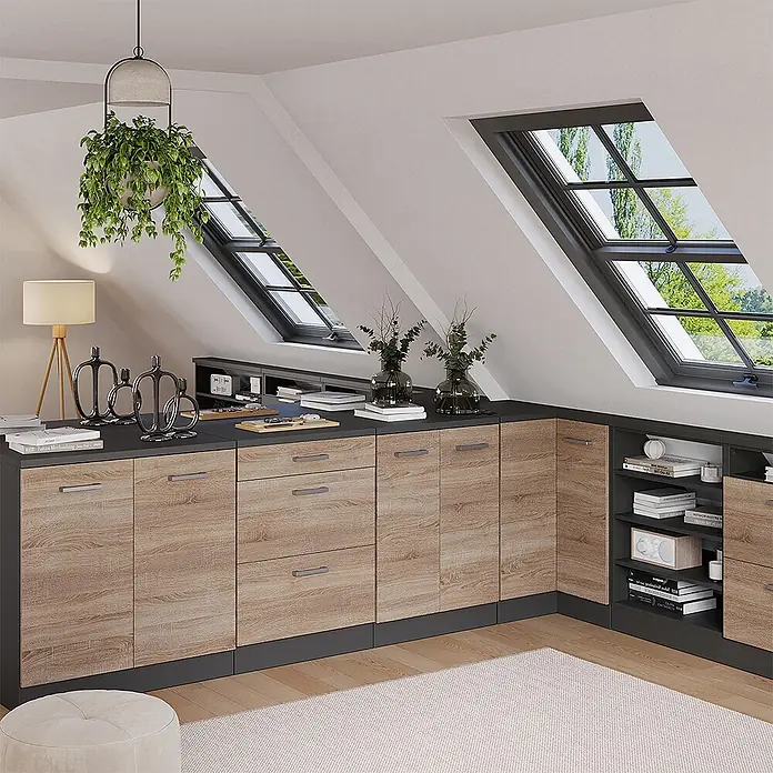 Küchenschrank für Dachschrägen R-Line 80 cm Sonoma Art.-Nr. 61795 -  - Modulares Dachboden-Aufbewahrungssystem mit dunkelgrauem Rahmen und hellen Holzmaserungstüren/-schubladen, unter Schrägfenstern integriert.