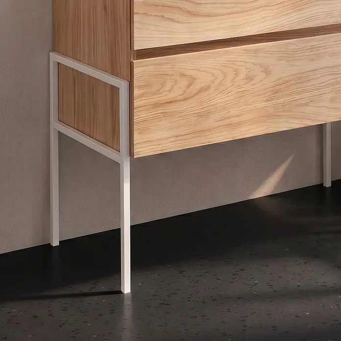 KV Wandhalterung für Hängeschrank im Bad, mattweiß, Metall -  - Heller Holzschrank mit Naturmaserung und schlanken weißen Metallbeinen.