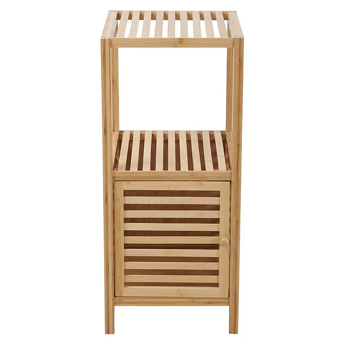 SVITA Badregal S Natur Bambus -  - Hellbraunes Bambusregal mit zwei offenen Lattenregalböden und einem Schrank mit Lattentür.