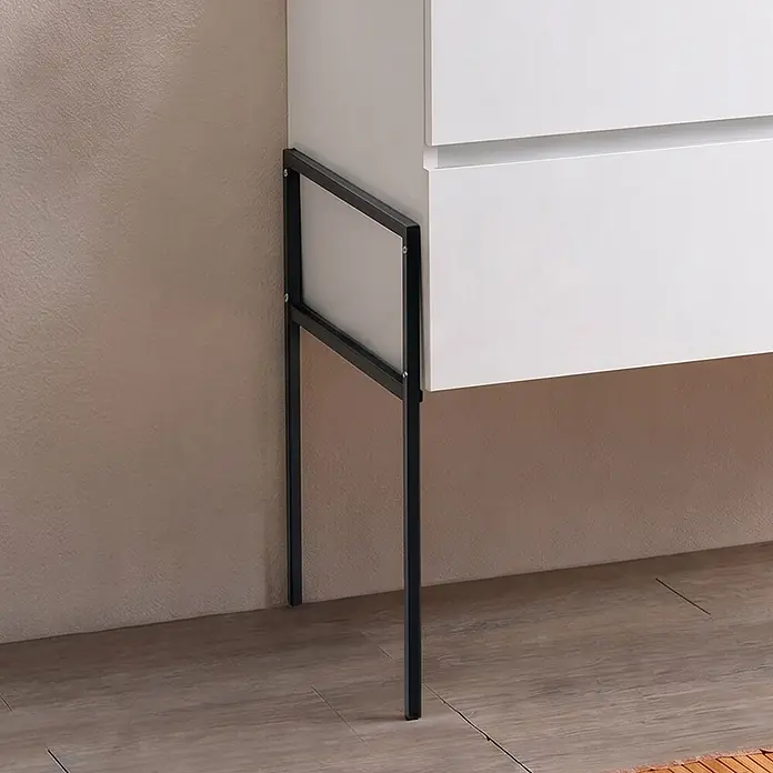 KV Wandhalterung für Hängeschrank Bad aus schwarzem Metall, matt -  - Moderner weißer Schrank mit zwei Schubladen, versehen mit eleganten schwarzen Metallbeinen.