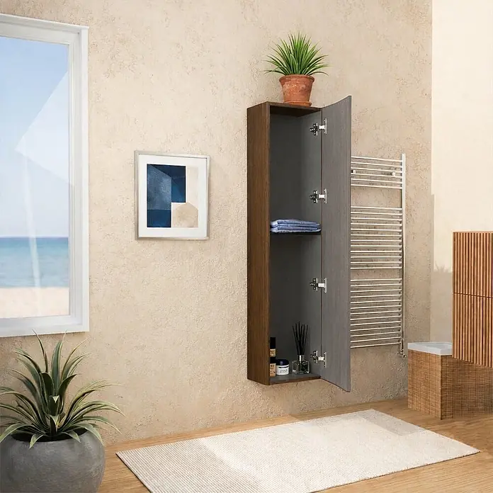 KV Moderne Badhochschrank Tabak hängend, platzsparend 139 cm | Hollywood -  - Wandhängender Badschrank mit dunklem Holzrahmen und grauer Tür, offen mit Stauraum.