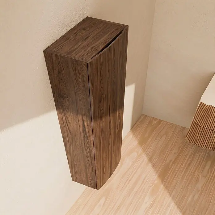 KV Moderne Badhochschrank Tabak hängend, platzsparend 139 cm | Hollywood -  - Hoher, schmaler Schrank aus dunklem Holz mit schräger Oberseite, für Eckplatzierung.