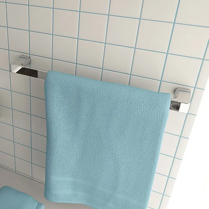 KV Handtuchhalter 45 cm chrom Wandmontage | Palazzo -  - Hellblaues Handtuch hängt an einer glänzenden Chrom-Handtuchstange.