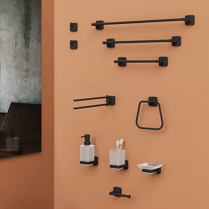 KV Handtuchhalter Ring Wandmontage matt schwarz | Tahiti -  - Komplettes Badzubehör-Set in Mattschwarz: Handtuchhalter, Haken, Seifenspender, Zahnbürstenhalter, Seifenschale und Toilettenpapierhalter an oranger Wand.