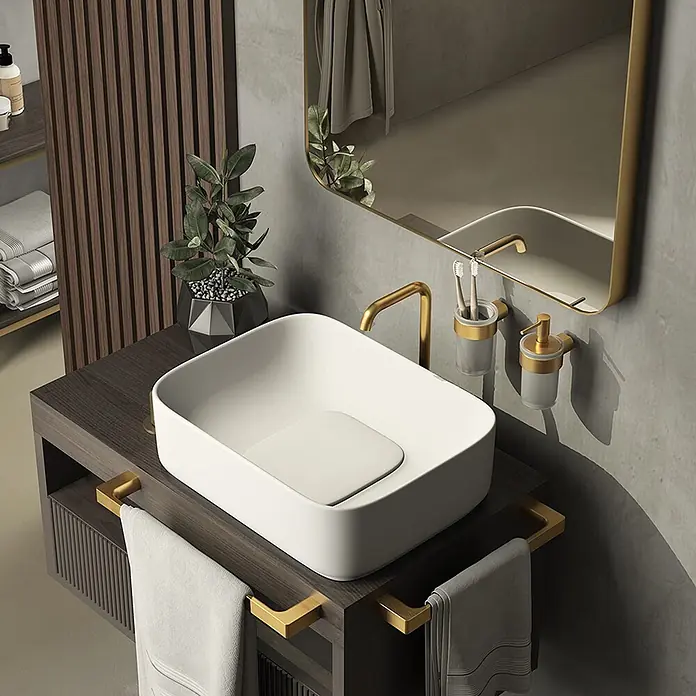KV Handtuchring zur Wandmontage, mattgold, Serie Palazzo -  - Moderner Waschtisch mit weißem Rechteckwaschbecken, goldfarbenem Wasserhahn und passenden Handtuchhaltern auf dunklem Holzschrank.