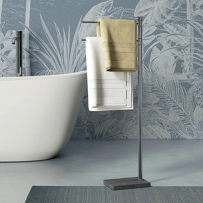 KV Zweiarmiger Handtuchständer in ausführung Chrom | Silene -  - Freistehender Handtuchhalter aus Chrom mit dunklem Sockel, mit weißen und beigen Handtüchern im Badezimmer.