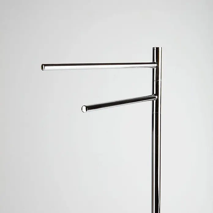 KV Verchromter 2-armiger Handtuchständer mit halbrunder Standfläche -  - Glänzender Chrom-Handtuchhalter mit zwei horizontalen Stangen, die von einer vertikalen Stange ausgehen.