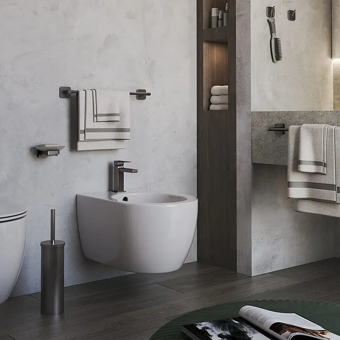 KV Handtuchhalter 60 cm Gun Metal zur Wandmontage | Tahiti -  - Modernes Badezimmer mit wandmontiertem weißen Bidet, dunkelgrauer Armatur und passenden Handtuchhaltern und Seifenschale.