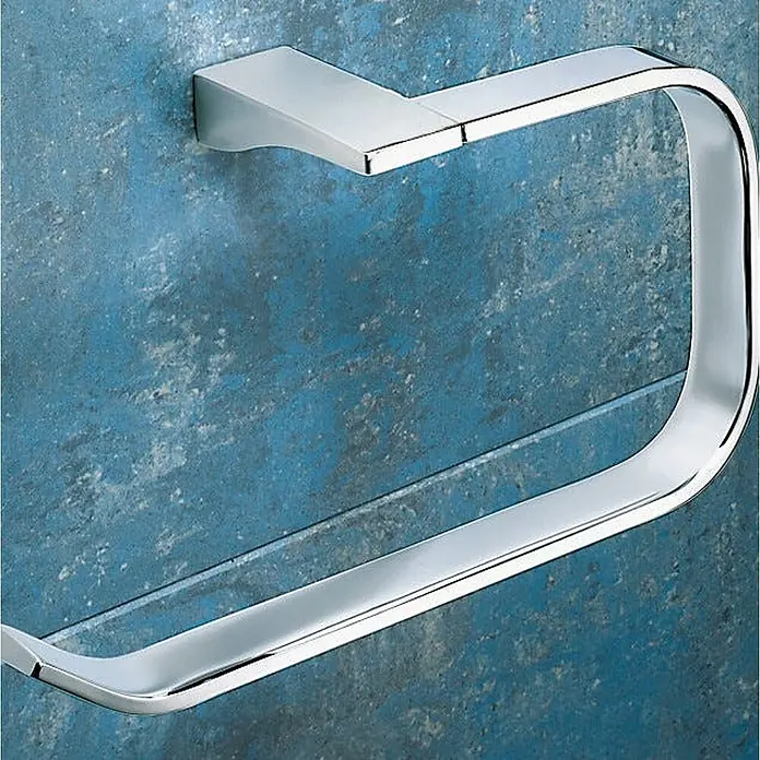 KV Verchromter Handtuchring aus Messing | Greta -  - Glänzender Chrom-Handtuchring, elegant an einer strukturierten blauen Wand montiert.