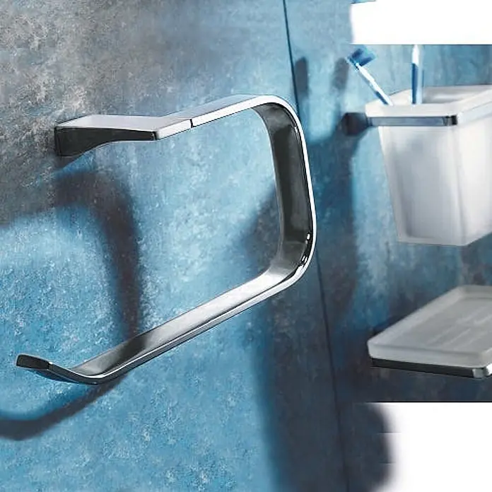 KV Verchromter Handtuchring aus Messing | Greta -  - Gebogener Handtuchhalter aus poliertem Chrom an einer Wand im Badezimmer.