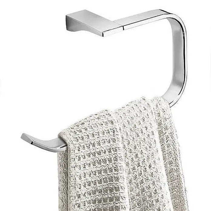 KV Verchromter Handtuchring aus Messing | Greta -  - Glänzender Chrom-Handtuchring mit einem hellen Waffel-Handtuch.