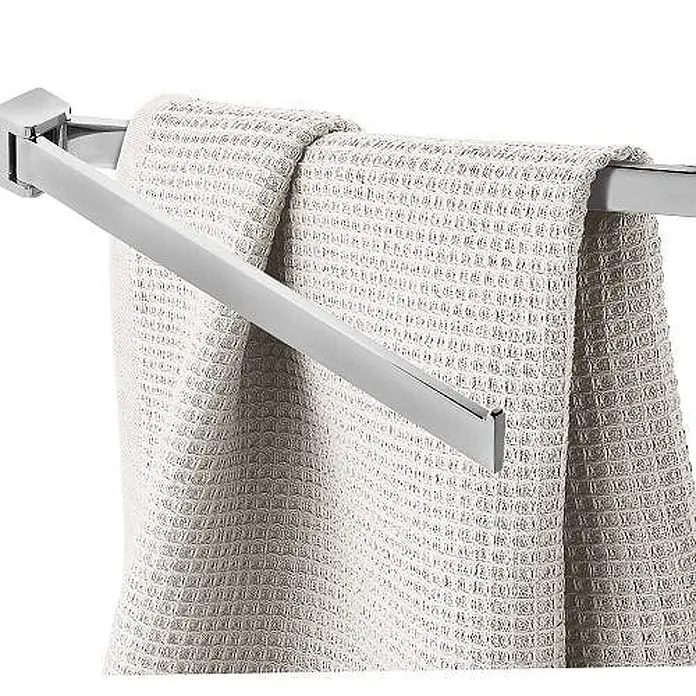 KV Handtuchstange aus poliertem, verchromtem Messing | Greta -  - Verchromter Handtuchhalter mit abgewinkeltem Arm, an dem ein helles Waffelhandtuch hängt.
