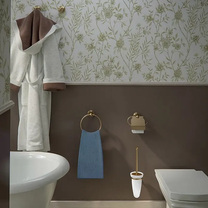 KV Edelstahl Handtuchring in Bronze ausführung | Rosa -  - Goldfarbene Badaccessoires: Handtuchring mit blauem Tuch, Toilettenpapierhalter und WC-Bürste an brauner Wand.