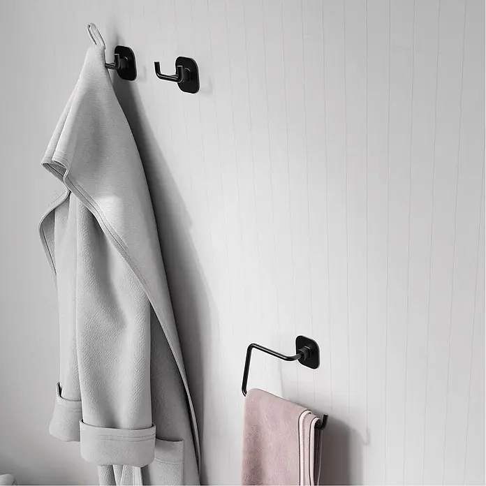 KV Badetuchring in Schwarz aus Edelstahl | Timo -  - Schwarze Wandhaken und ein Handtuchring, die einen Bademantel und ein rosa Handtuch halten.