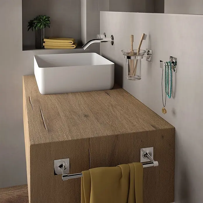 KV Handtuchalter aus verchromten Messing, verstellbar | Mimosa -  - Moderne Bad-Waschtischplatte: rechteckiges weißes Waschbecken auf dickem Holz, mit Chromarmatur, Zubehör und gelben Handtüchern.