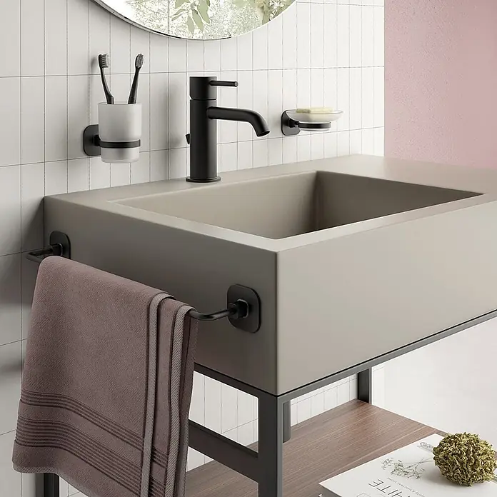 KV 60cm schwarze Handtuchstange – Edelstahl | Timo -  - Moderne hellgraue Betonwaschbecken mit mattschwarzem Wasserhahn, Zahnbürstenhalter, Seifenschale und Handtuchhalter.
