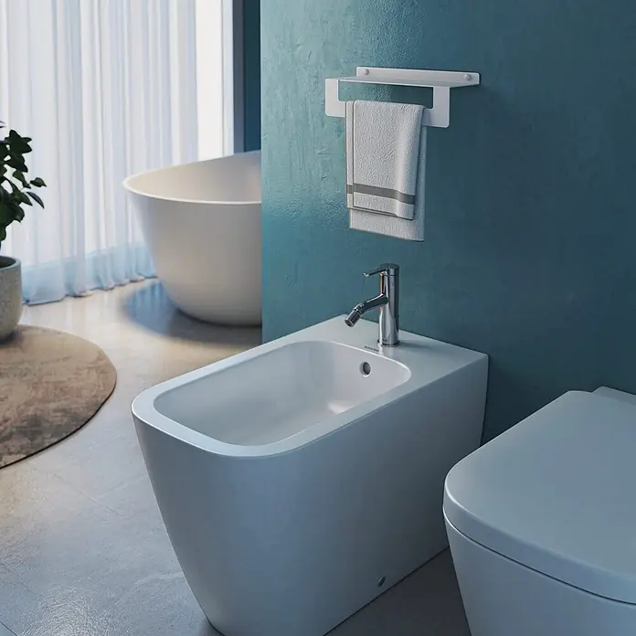 KV Duschablage mit Handtuchhalter 30 cm mattweiß | Camelia -  - Weißes Keramik-Bidet und WC in einem modernen Badezimmer mit freistehender Badewanne.