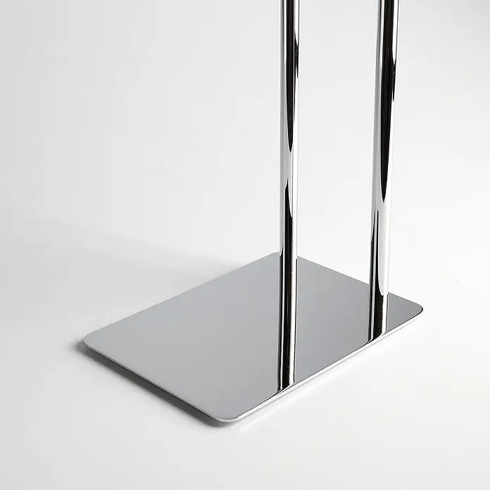KV Verchromter eleganter Handtuchständer mit rechteckiger Basis -  - Glänzender Chromständerfuß mit zwei vertikalen Stangen.
