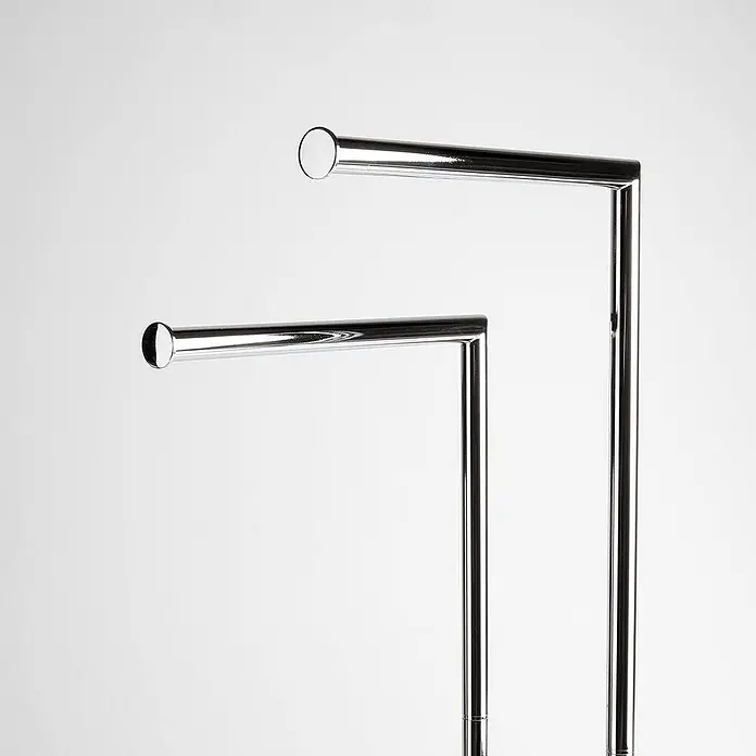 KV Verchromter eleganter Handtuchständer mit rechteckiger Basis -  - Zwei polierte Chrom-Metall-Handtuchstangen, Teil eines modernen Handtuchständers.