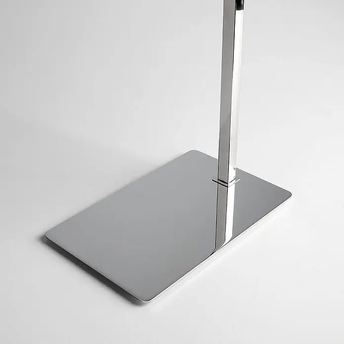 KV Zweiarmiger verchromter Badetuchhalter Standmodell -  - Rechteckiger Standfuß aus poliertem Chrom mit vertikaler Stützsäule.
