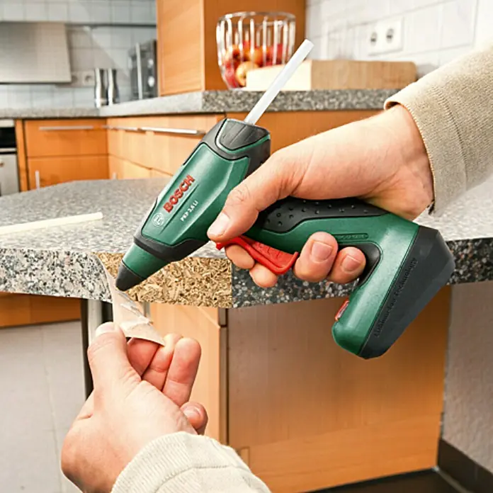 Bosch Pistola termoadhesiva de batería PKP 3,6 LI - 3,6 V, Iones de litio, 1,5 Ah, Diámetro cartucho de cola: 7 mm - La pistola de pegamento termofusible a batería PKP 3,6 LI de Bosch se utiliza para trabajos de pegado precisos. Es cómoda e inalámbrica.