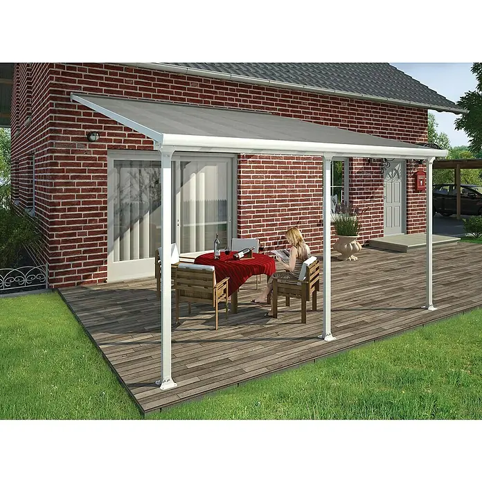 Solid Elements Terrassenüberdachung Martina - B x T: 425 x 400 cm, Verkehrsweiß, Polycarbonat, Transparent - Eine elegante Terrassenüberdachung mit grauem Dach und weißen Pfosten, die einen stilvollen Außenbereich zum Entspannen bietet.