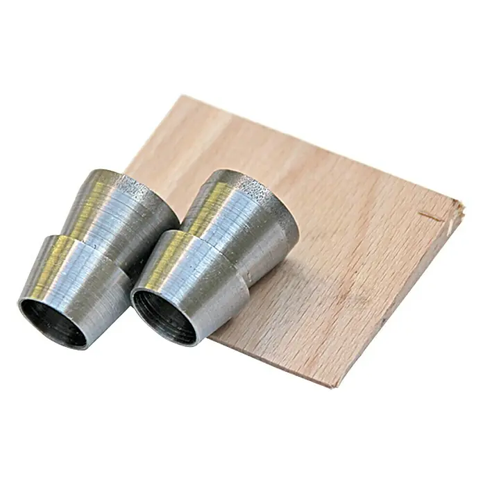 Wisent Ersatzkeil-Set - Geeignet für: Axt, 3 -tlg. - Zwei Glasbohrer-Aufsätze liegen auf einem Stück Holz.