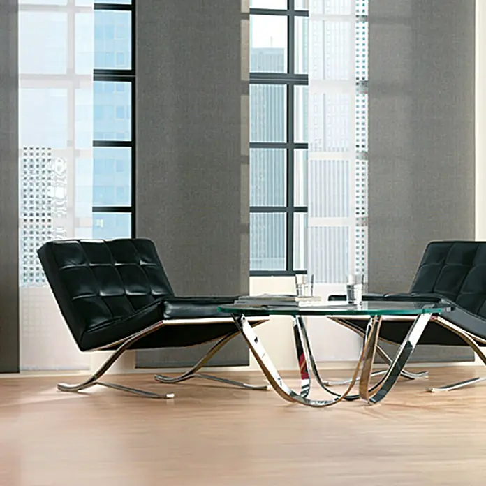 Expo Ambiente Flächenvorhang Uni - 60 x 300 cm, 100 % Polyester, Weiß - Elegantes Wohnzimmer mit zwei Barcelona Sesseln und einem Couchtisch vor schicken Fensterpaneelen.
