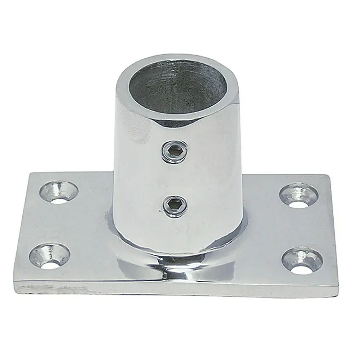 Relingfuß - Neigungswinkel: 90 °, L x B: 81 x 48 mm, Edelstahl, A4 - Diese Aufnahme zeigt eine verchromte Relingstütze mit quadratischer Basis und vier Befestigungslöchern. Perfekt für Boots- und Marineanwendungen.