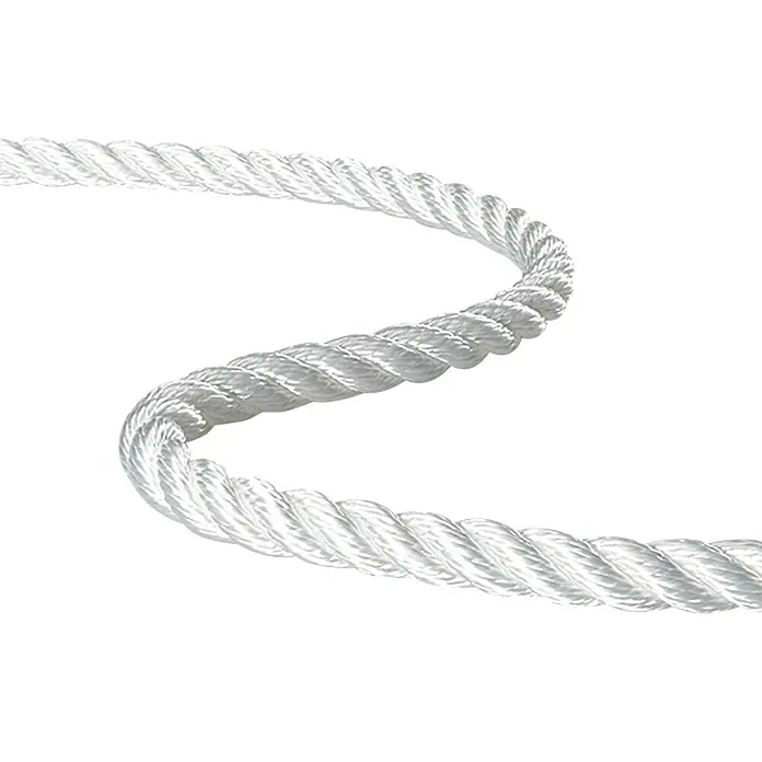 Robline Festmacherleine Meterware Rapallo - 8 mm, Polyester, Weiß - Nahaufnahme eines gewundenen, weißen Kunststoffseils. Ideal für eine Vielzahl von Anwendungen, robust und langlebig.
