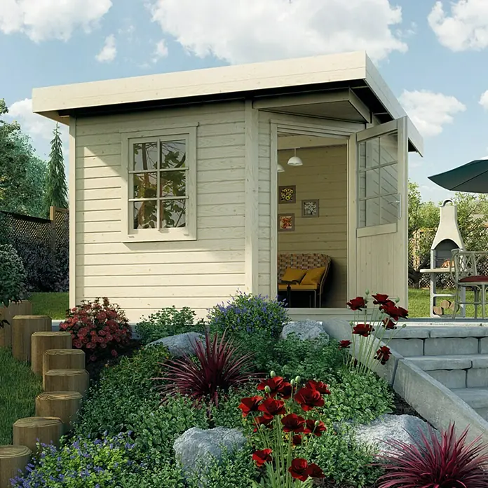 Weka Gartenhaus Fides I - Holz, Natur - Holzgartenhaus mit offenem Eingang, umgeben von Blumen und Grünpflanzen. Das Gartenhaus bietet einen einladenden Raum im Freien.