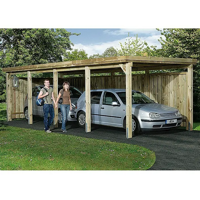 Weka Carport Optima - Außenmaß inkl. Dachüberstand (B x T): 3,22 x 8,02 m, Einzelcarport, Kesseldruckimprägniert - Eine hölzerne Doppelgarage mit zwei silbernen Autos. Ein Paar geht Händchen haltend vorbei.