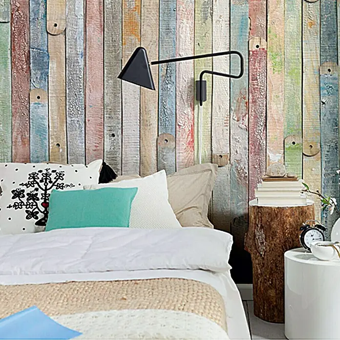 Komar Imagine Edition 3 - Stories Fototapete Shabby Chic Vintage Wood - 4 -tlg., B x H: 184 x 254 cm, Papier - Ein gemütliches Schlafzimmer mit einer Wandlampe und dekorativen Kissen auf dem Bett. Holzwandpaneele als Hintergrund.