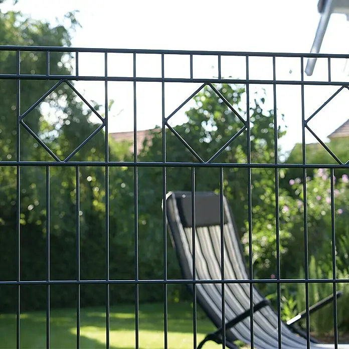 Hadra Mattenzaun - L x H: 2 x 1 m, Anthrazit - Ein schwarzer Doppelstabmattenzaun mit dekorativen Rautenmustern vor einem grünen Garten und einem Liegestuhl.