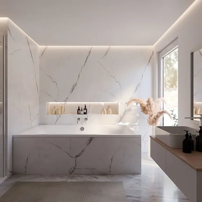 Mare Badewanne Komplettset 190 x 120 x 65 mit Fußgestell -  - Modernes Bad mit weißer Badewanne in Marmoroptik-Einfassung, beleuchtet durch dezente Voutenbeleuchtung.