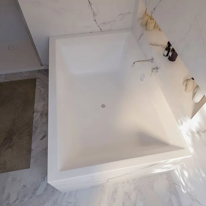 Mare Badewanne Komplettset 190 x 120 x 65 mit Fußgestell -  - Eine moderne weiße Rechteckbadewanne mit Chromarmatur, eingebettet in ein luxuriöses Badezimmer mit Marmorfliesen und dekorativen Regalen.