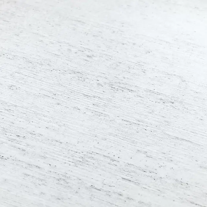 Mendler Deko-Weihnachtsbaum HWC-H77 verstellbar 130x82x82cm Tanne - weiß -  - Nahaufnahme einer weiß getünchten, abgenutzten Holzoberfläche mit sichtbarer Maserung und leichten dunklen Sprenkeln.