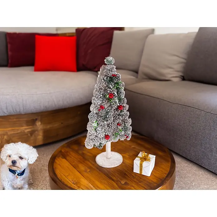 Mendler Deko-Weihnachtsbaum HWC-M17 Kiefernzapfen Holz 60x32x17cm -  - Kleiner, mattierter Tannenzapfen-Weihnachtsbaum mit roten Beeren und weißem Geschenk auf Holztisch.