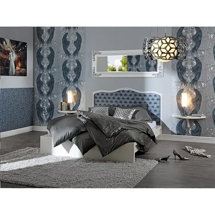 Glööckler Vliestapete - Silber, Uni, 10,05 x 0,7 m - Schlafzimmer mit modernem Design, einem großen Bett mit grauer Bettwäsche, einem Teppich und einer stilvollen Hängelampe.