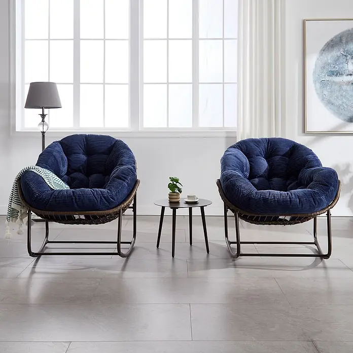 SONNENH Rattan-Schaukelstuhl mit Polster, Marineblau -  - Zwei gemütliche blaue Kordsamt-Papasan-Sessel mit Metallrahmen umrahmen einen Beistelltisch in einem hellen Raum, ideal zum Entspannen.