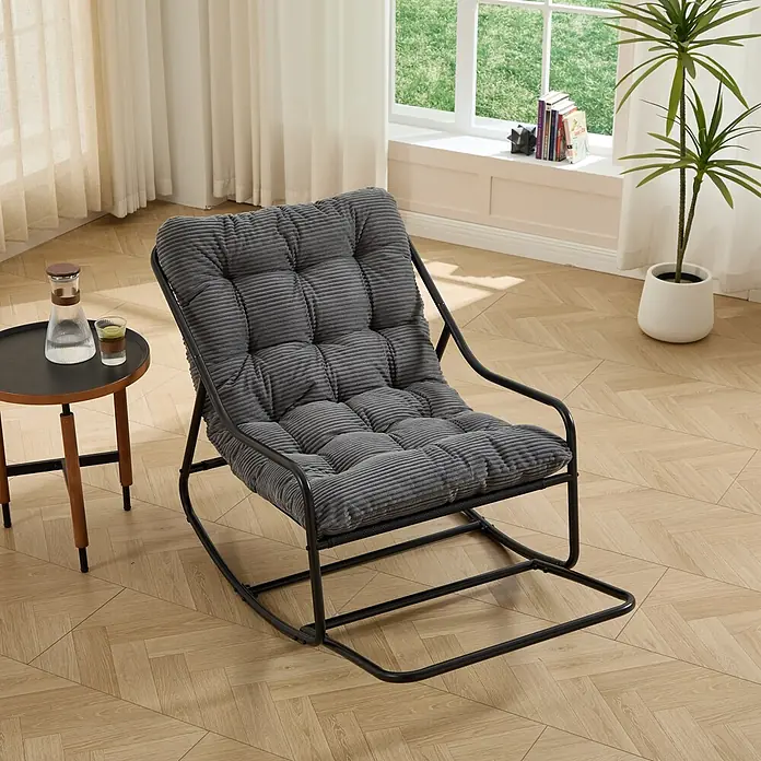 SONNENH Garten-Schaukelstuhl mit Cordpolster, Grau/Schwarz -  - Grauer Cord-Schaukelstuhl mit schwarzem Metallgestell in einem hellen Raum neben einem Beistelltisch.