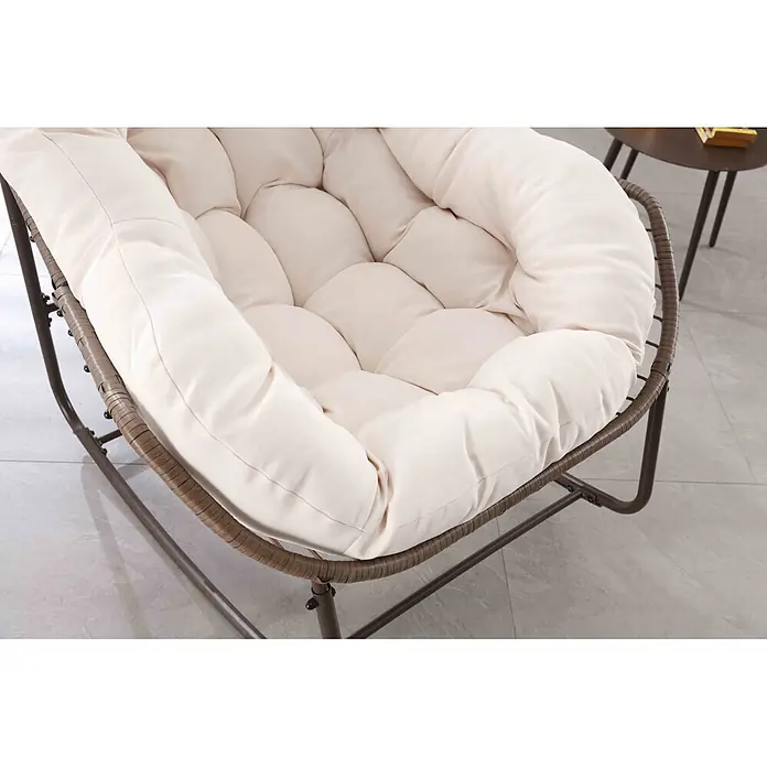 SONNENH Garten-Schaukelstuhl 90 x 106 x 78 cm, Weiß -  - Bequemer Loungesessel mit braunem Korpus in Rattan-Optik und großem, weichem cremefarbenem Kissen.