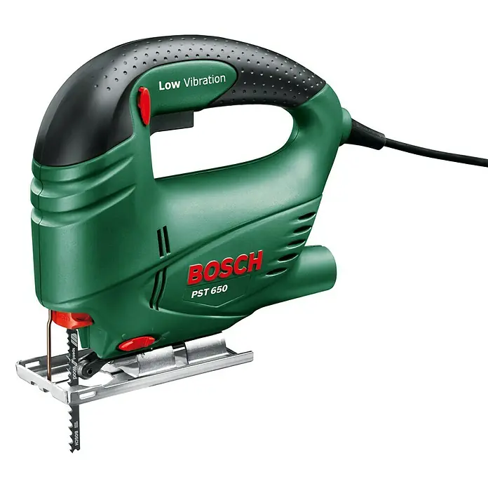 Bosch Elektro-Stichsäge PST 650 - 3.100 /min, 65 mm - Eine grüne Bosch PST 650 Stichsäge mit schwarzem Griff und Metallsägeblatt für präzise Schnitte in Holz und anderen Materialien.