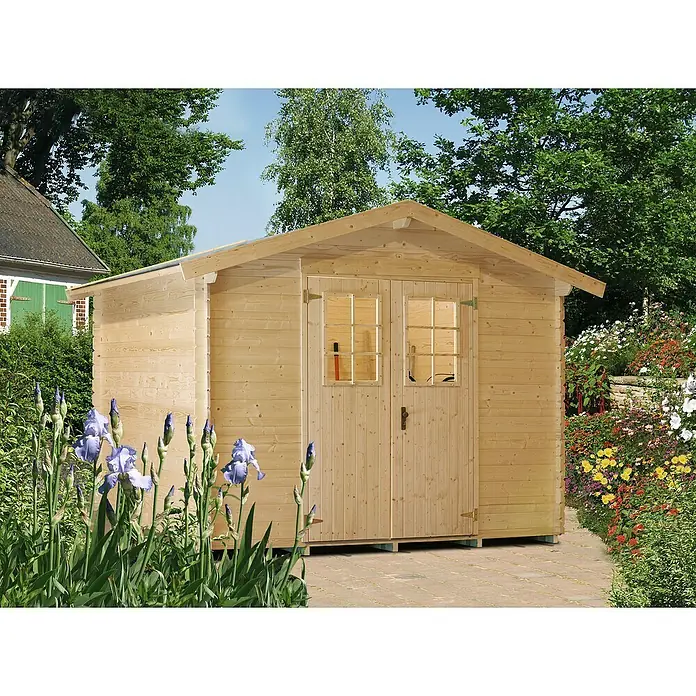 Kiehnholz Gartenhaus Kopenhagen 3 - Außenmaß inkl. Dachüberstand (B x T): 310 x 293 cm, Holz, Natur - Das Bild zeigt ein helles Holzgartenhaus mit Doppeltür und Fenstern unter einem Giebeldach, umgeben von üppigen Blumenbeeten und blühenden Iris.