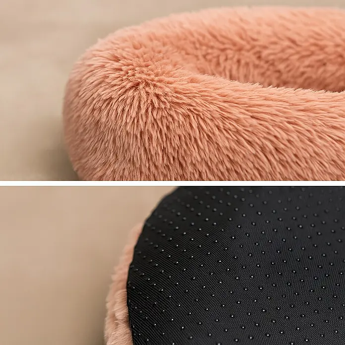 belviona Donut-Katzenbett 40 cm, flauschiges Plüschbett, lachs -  - Nahaufnahme eines lachsfarbenen flauschigen Tierbetts, das seine weiche Textur und den schwarzen, rutschfesten Boden mit Gumminoppen zeigt.