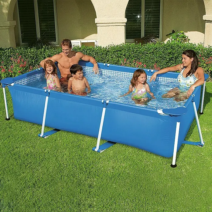 Intex Frame-Pool Family I - L x B x H: 260 x 160 x 65 cm, Blau, 2.282 l - Familie genießt einen rechteckigen Frame-Pool im Garten, der mit Wasser gefüllt ist und eine erfrischende Sommeraktivität bietet.