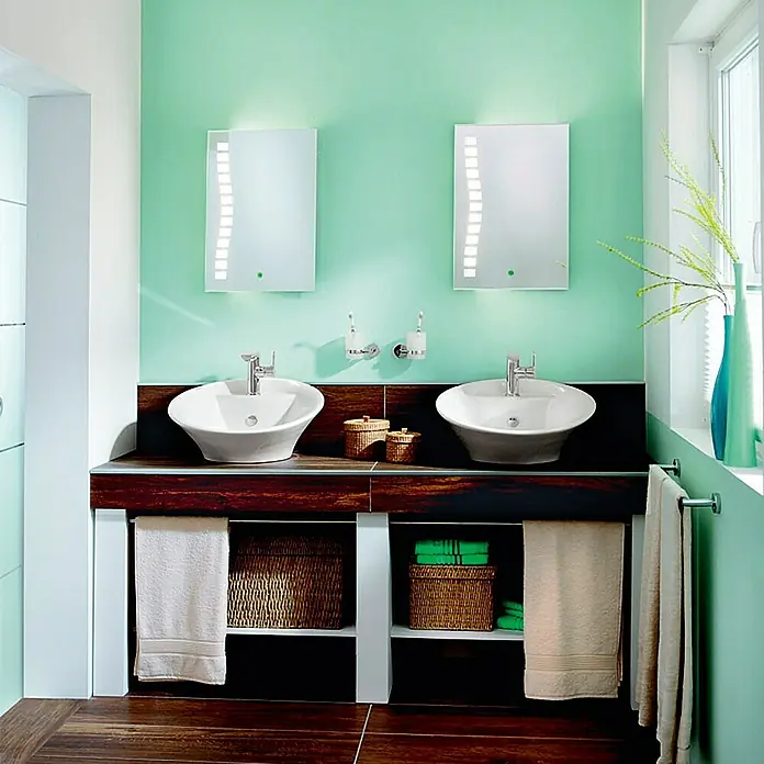 Camargue Waschtischarmatur Bilbao - Chrom, Glänzend - Stilvolles Badezimmer-Interieur mit zwei Waschbecken, Spiegeln und Holzelementen, das eine moderne und natürliche Atmosphäre schafft.
