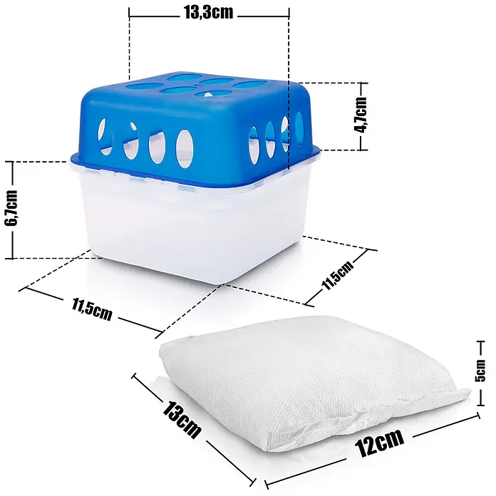 BigDean Luftentfeuchter-Set 4 Stk, Weiß -  - Blauer und transparenter Entfeuchterbehälter (13,3x11,5x11,4cm) mit weißem Nachfüllbeutel (13x12x5cm) daneben.
