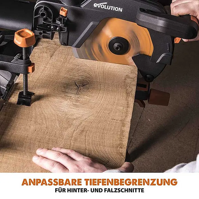 Evolution R255SMS+ Set, Zug-Kapp- und Gehrungssäge 255 mm, TCT-Blatt -  - Eine schwarze und orangefarbene Evolution-Kreissäge schneidet ein Stück Holz. Eine Hand hält das Holz während des Schnitts fest.