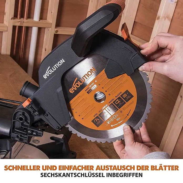 Evolution R255SMS+ Set, Zug-Kapp- und Gehrungssäge 255 mm, TCT-Blatt -  - Hände wechseln ein orange-silbernes Evolution Sägeblatt an einer schwarzen Kappsäge.
